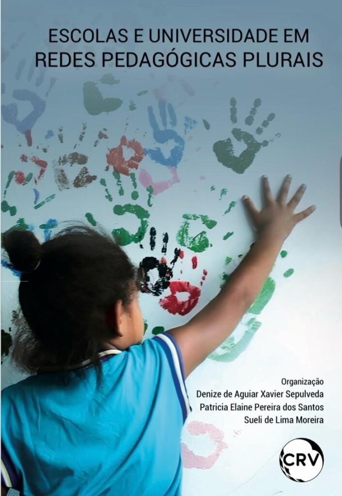 O livro nasce do projeto “Escola e universidade em redes educativas no contexto pandêmico: desafios para a escolaridade e a formação docente”, apoiado pela FAPERJ, e se constitui como um testemunho coletivo de que outra educação é possível, urgente e já está em construção. Reunimos aqui vozes múltiplas – professoras, pesquisadoras, bolsistas, estudantes – que se entrelaçam para narrar uma experiência marcada pelo diálogo, pela escuta sensível e pelo compromisso com uma pedagogia publicamente orientada e socialmente referenciada. 